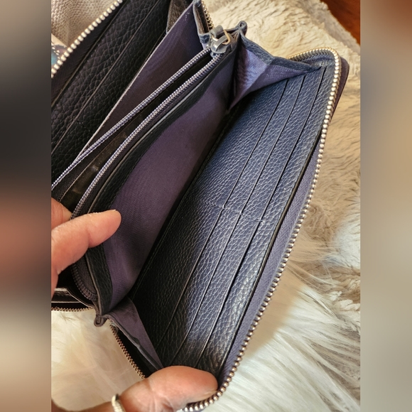 Gucci Navy Leather Zip Around Long Wallet EUC - Picture 9 of 16